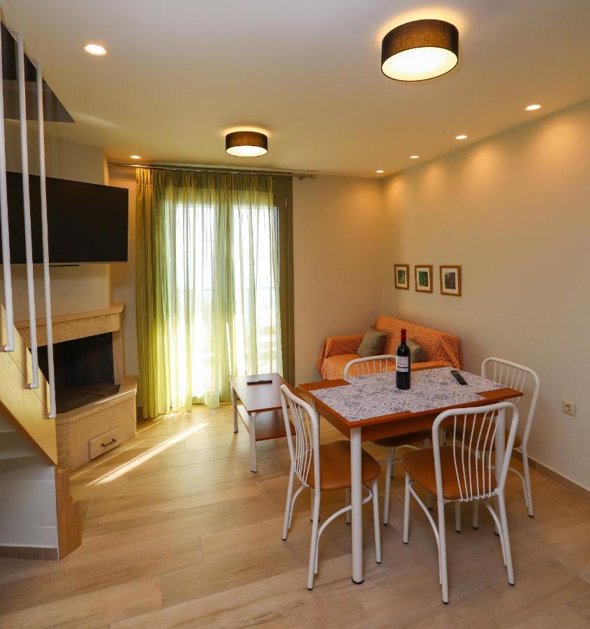 East & West Seaside Apartments Gialtra المظهر الخارجي الصورة